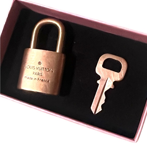 AUTHENTIC - LOUIS VUITTON Gold Lock & Key #312 Set - Picture 4 of 5